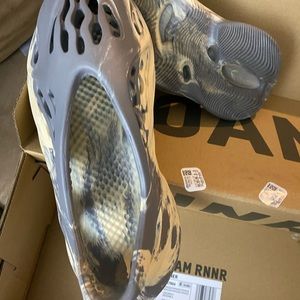 Yeezy foam MXT Moon men size 6/women’s 7